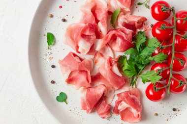 Dilimlenmiş prosciutto, aperatif, kiraz domatesli, beyaz tabakta, üst manzara,
