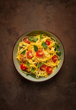 Sarı kabak salatası, kirazlı, vejetaryen yemeği, dilimlenmiş, ev yapımı.,