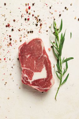Taze, çiğ kaburga bifteği, beyaz arka planda üst manzara.