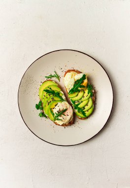 Krem peynirli sandviç, dilimlenmiş avokado ve haşlanmış yumurta, roka, kumlu ekmek, ev yapımı, kahvaltı, insan yok.,