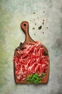 Kesme tahtasında jambon, aperatif, kahvaltı, baharat ve otlar.,