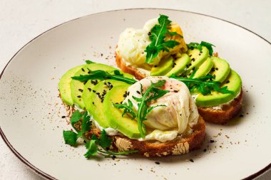 Krem peynirli sandviç, dilimlenmiş avokado ve haşlanmış yumurta, roka, kumlu ekmek, ev yapımı, kahvaltı, insan yok.,