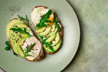 Krem peynirli sandviç, dilimlenmiş avokado ve haşlanmış yumurta, roka, kumlu ekmek, ev yapımı, kahvaltı, insan yok.,
