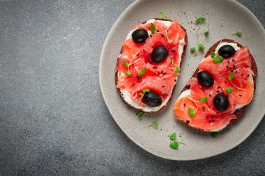 Kırmızı balıklı sandviçler, krem peynir, zeytin ve mikroyeşillikler, kahvaltı.,