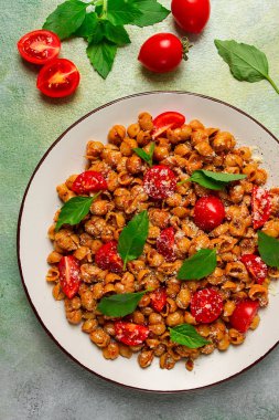 Füme paprika ve fesleğenli Toskana makarnası, parmesan peyniri, İtalyan geleneksel mutfağı.,