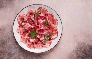 Dilimlenmiş jambon, prosciutto, İtalyan yemeği, lezzet, parma jambonu, üst manzara, insan yok.,