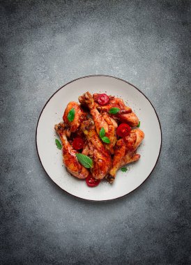 Kızarmış tavuk bacağı, soya sosu, baharat, otlar, üst manzara, ev yapımı.,