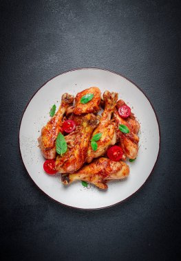 Kızarmış tavuk bacağı, soya sosu, baharat, otlar, üst manzara, ev yapımı.,