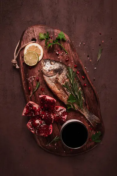 Stekt Dorado Fisk Med Kryddor Och Örter Träskiva Granatäpple Sås — Stockfoto