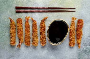 Kızarmış karides, tempura, soya sosu, yakın plan.,