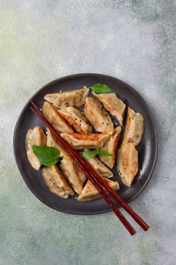 Japon usulü kızarmış hamur köftesi, gyoza, susam tohumu, üst manzara, insan yok.,