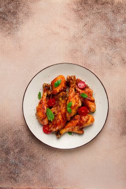 Kızarmış tavuk bacağı, soya sosu, baharat, otlar, üst manzara, ev yapımı.,