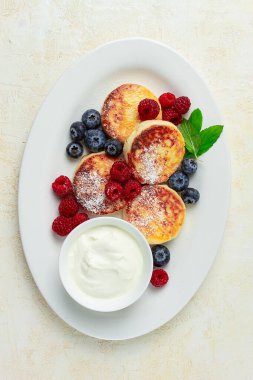 Kahvaltı, süzme peynir, taze böğürtlen ve ekşi krema, üst manzara, yakın çekim, insan yok.,