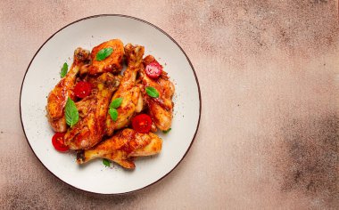 Kızarmış tavuk bacağı, soya sosu, baharat, otlar, üst manzara, ev yapımı.,