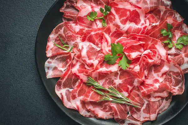 Skivad Skinka Prosciutto Italiensk Maträtt Delikatess Parmaskinka Ovanifrån Inga Människor — Stockfoto