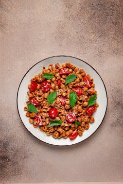 Füme paprika ve fesleğenli Toskana makarnası, parmesan peyniri, İtalyan geleneksel mutfağı.,