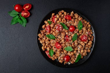 Füme paprika ve fesleğenli Toskana makarnası, parmesan peyniri, İtalyan geleneksel mutfağı.,