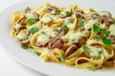 Fettuccine ile şampiyonlar, fesleğen, krema sosu, ev yapımı, insan yok.,
