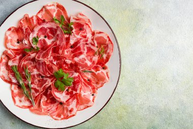 Dilimlenmiş jambon, prosciutto, İtalyan yemeği, lezzet, parma jambonu, üst manzara, insan yok.,