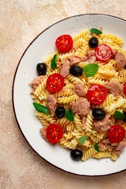 Ton balığı salatası, fusilli makarna, zeytin ve kiraz, zeytinyağı, ev yapımı,