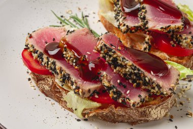 Kızarmış ton balıklı sandviç, susam, kahvaltı, üst manzara, ev yapımı.,