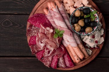 Aperatif, çeşni, set, sosis ve peynir, ahşap bir tahtada, üst manzara, insan yok.,