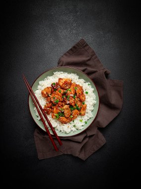 Kızarmış tavuklu teriyaki, pilav, yeşil soğan ve susamlı, ev yapımı, insan yok.,