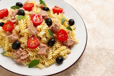 Ton balığı salatası, fusilli makarna, zeytin ve kiraz, zeytinyağı, ev yapımı,