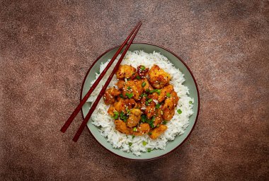 Kızarmış tavuklu teriyaki, pilav, yeşil soğan ve susamlı, ev yapımı, insan yok.,