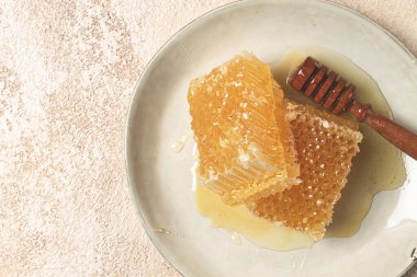 Bal peteği, ahşap bir kaşıkla, tabakta, insan yok.,