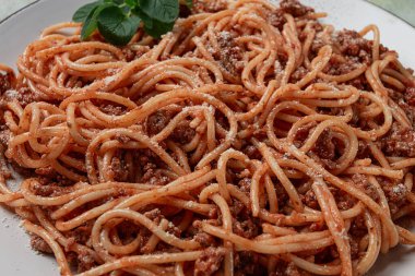 Spagetti bolonez, tavada, üst tarafta, ev yapımı, insan yok.,