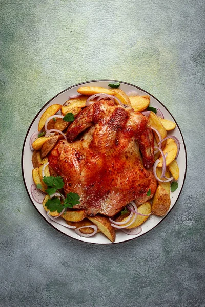 揚げた 焼いた鶏肉 オーブン スパイス 素朴なジャガイモ トップビュー 自家製 — ストック写真