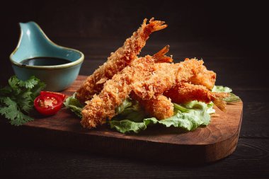 Kızarmış karides, tempura, soya sosu, yakın plan.,