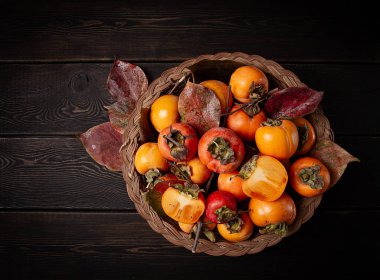 Sepette taze hurma, yapraklı, üst manzaralı, insan yok.,