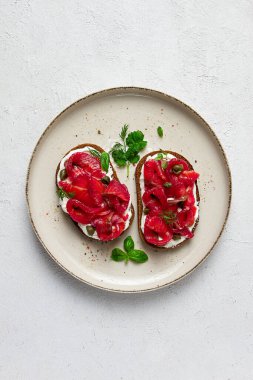 Kireç somonlu sandviçler, krem peynir, kapari, yeşiller, kahvaltı, ev yapımı,