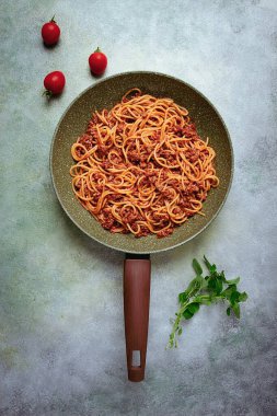 Spagetti bolonez, tavada, üst tarafta, ev yapımı, insan yok.,