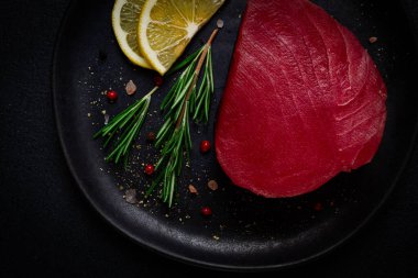 Taze kırmızı ton balığı filetosu, biftek için, çiğ, en üstte, siyah tabakta, insan yok.,