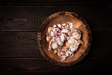 Taze sarımsak, ahşap bir tabakta, üst manzara, yakın plan, insan yok.,