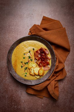 Balkabağı kreması çorbası, köri, kızarmış pastırma, bruschetta cipsi, mikro-yeşillikler, üst manzara, insan yok.,