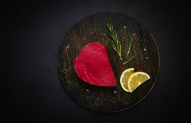 Taze kırmızı ton balığı filetosu, biftek için, çiğ, en üstte, siyah tabakta, insan yok.,