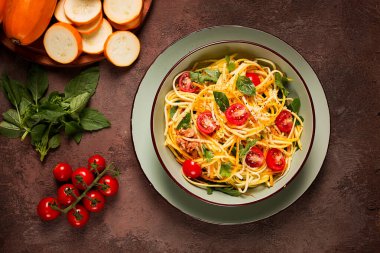 Sarı kabak salatası, kirazlı, vejetaryen yemeği, dilimlenmiş, ev yapımı.,