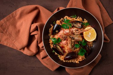 Deniz ürünleri paella, karides ve midyeli risotto, pilav, ev yapımı, üst manzara, insan yok.,