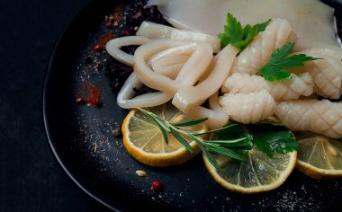 Taze mürekkep balığı, çiğ, leş, halka şeklinde kesilmiş, üst görünüm, insan yok.,