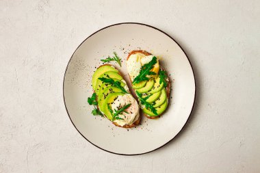 Krem peynirli sandviç, dilimlenmiş avokado ve haşlanmış yumurta, roka, kumlu ekmek, ev yapımı, kahvaltı, insan yok.,