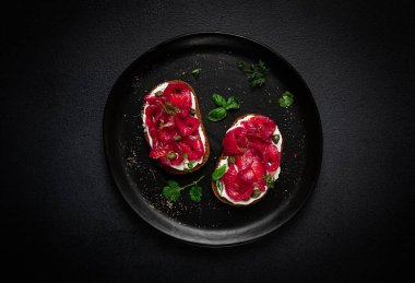 Kireç somonlu sandviçler, krem peynir, kapari, yeşiller, kahvaltı, ev yapımı,