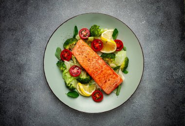 ızgara somon fileto, sebze, brokoli, kiraz, buzdağı marulu, baharat ve otlar, ev yapımı, insan yok.,