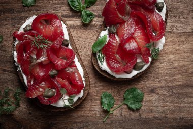 Kireç somonlu sandviçler, krem peynir, kapari, yeşiller, kahvaltı, ev yapımı,