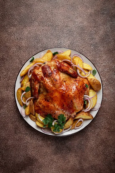 揚げた 焼いた鶏肉 オーブン スパイス 素朴なジャガイモ トップビュー 自家製 — ストック写真