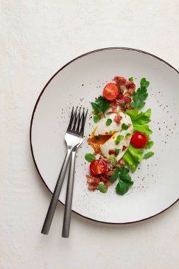 Jambon ve sebzeli haşlanmış yumurta, kahvaltı, ev yapımı.,