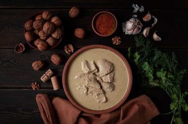 Satsivi, ceviz soslu tavuk, soğuk yemek, Gürcü mutfağı, ev yapımı, insan yok.,